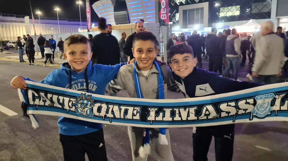 Με κασκόλ και χαμόγελο τα φιλαράκια!