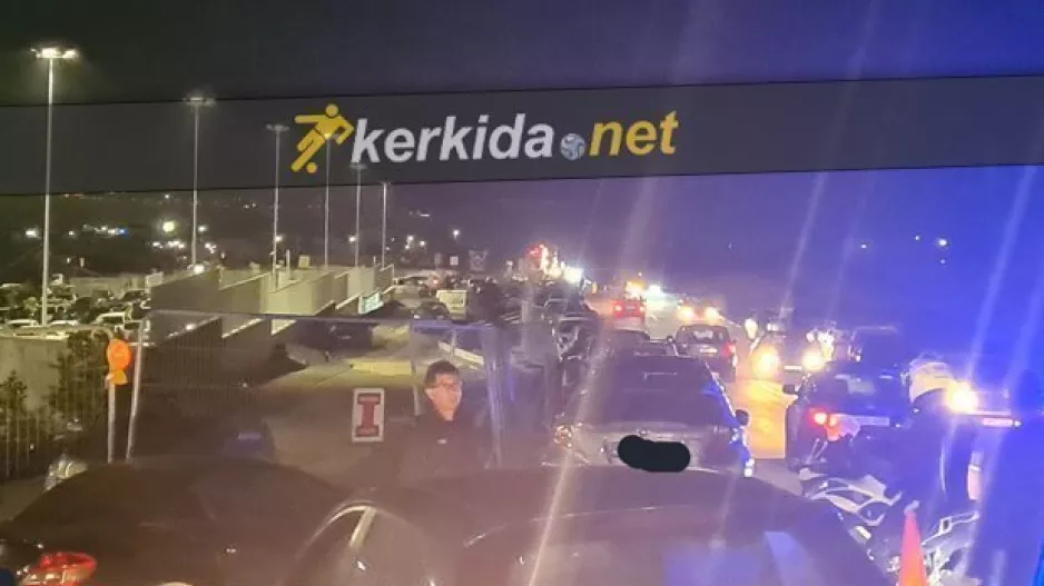 (ΦΩΤΟΣ) 20λεπτη καθυστέρηση στο Απόλλων-Δόξα λόγω κοσμοσυρροής
