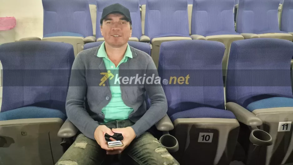 Παρακολουθεί και... σημειώνει