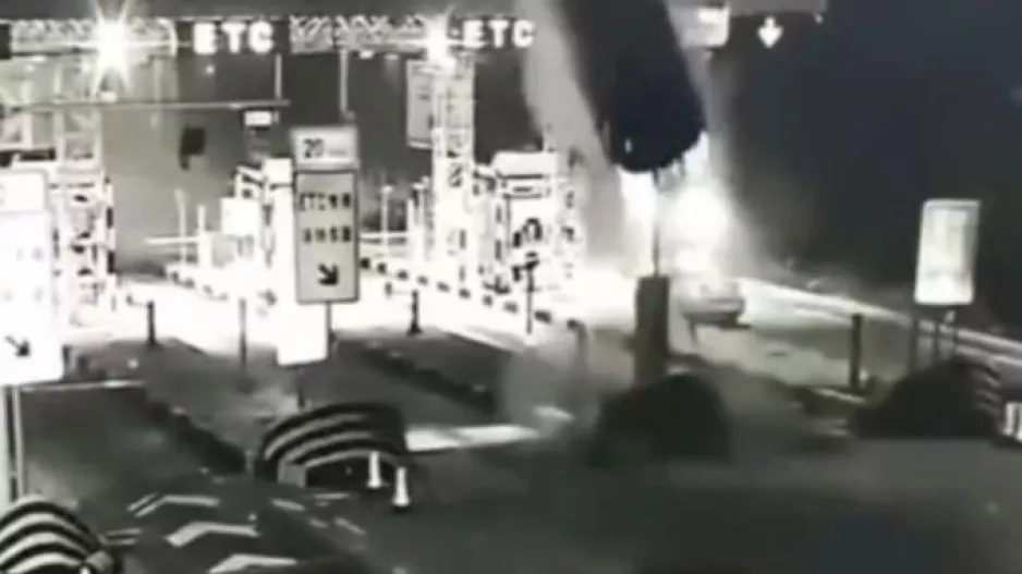 Βίντεο που... κόβει την ανάσα: Αυτοκίνητο πέφτει στα διόδια και εκτινάσσεται σε ύψος 15 μέτρων