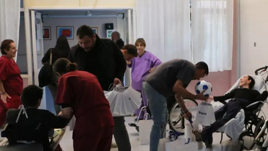 Ανόρθωση και "Singular"... μοίρασαν δώρα και χαμόγελα (Φώτος)