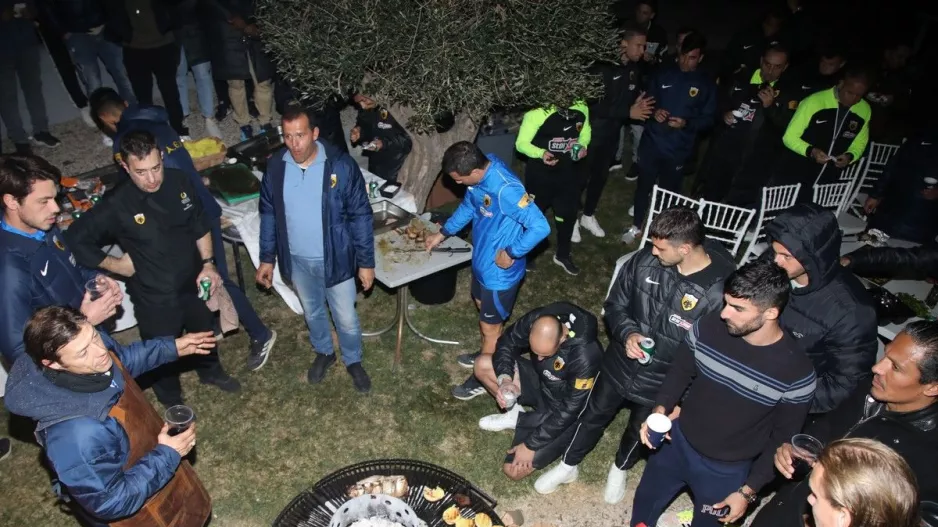 Παίκτες και τεχνικό τιμ τραγούδησαν μαζί τον ύμνο της ΑΕΚ! 