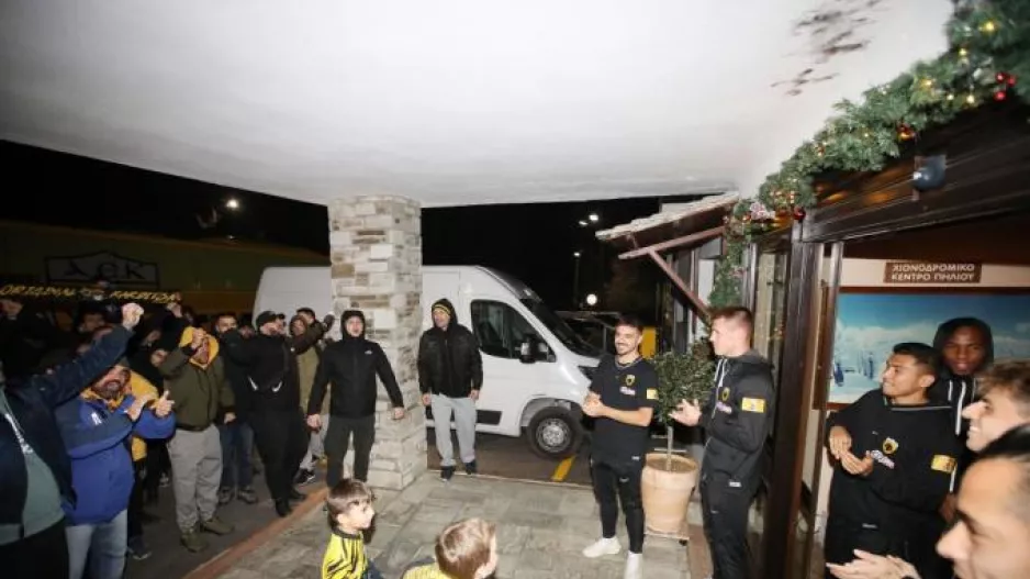 AEK: Ντόπες κόσμου στους παίκτες της ΑΕΚ στο ξενοδοχείο