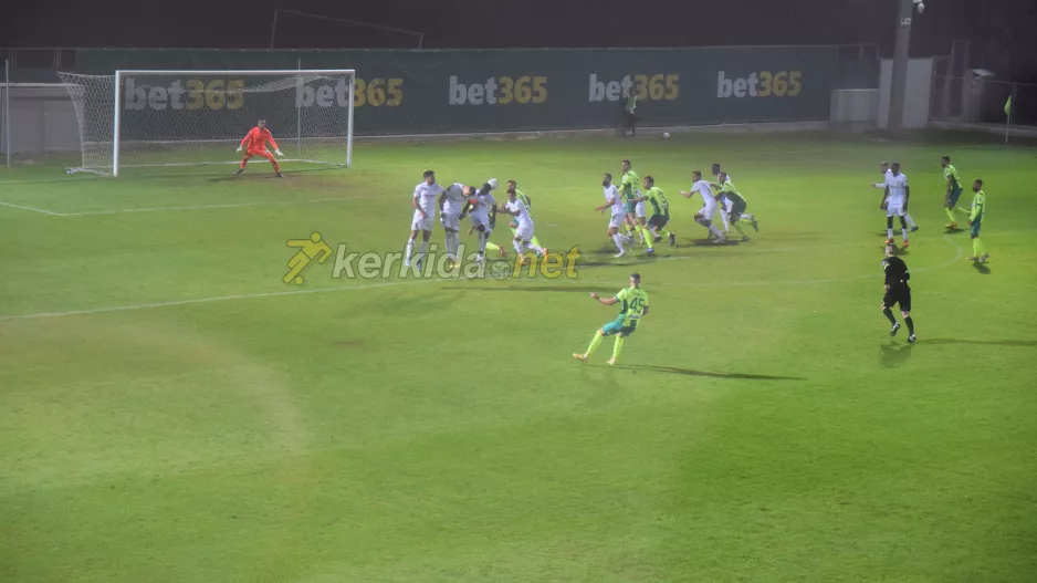 ΦΩΤΟΣ/Το γκολ του Γκιούρτσο για το 1-0 της ΑΕΚ!