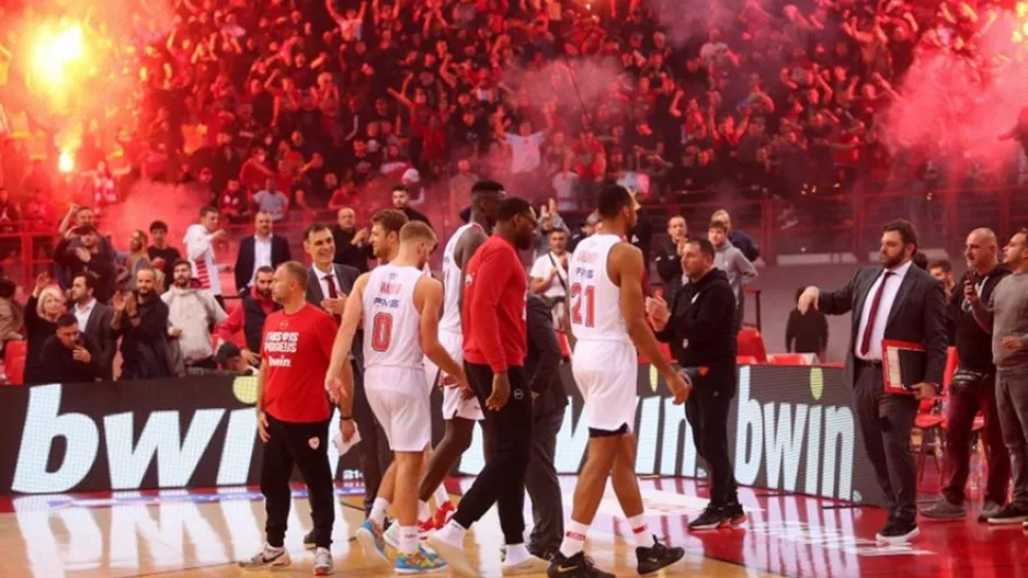 Οι πανηγυρισμοί των Αγγελόπουλων, η αγωνία και οι αγκαλιές της νίκης στο ΣΕΦ (βίντεο)