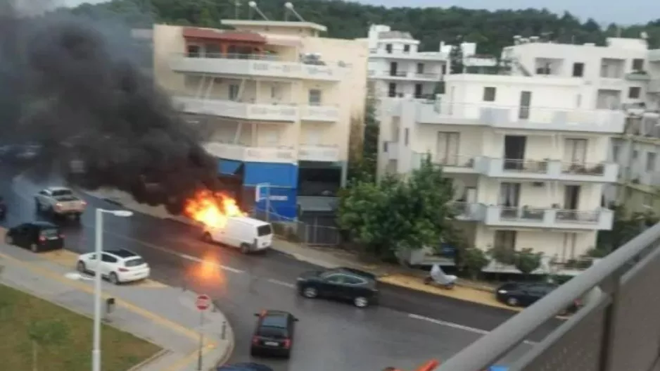 (ΒΙΝΤΕΟ) Στις φλόγες τυλίχτηκε όχημα εν κινήσει