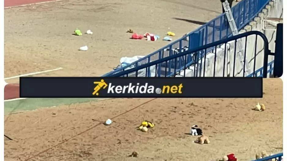 (Βίντεο) Έριξαν τα αρκουδάκια στο γήπεδο 