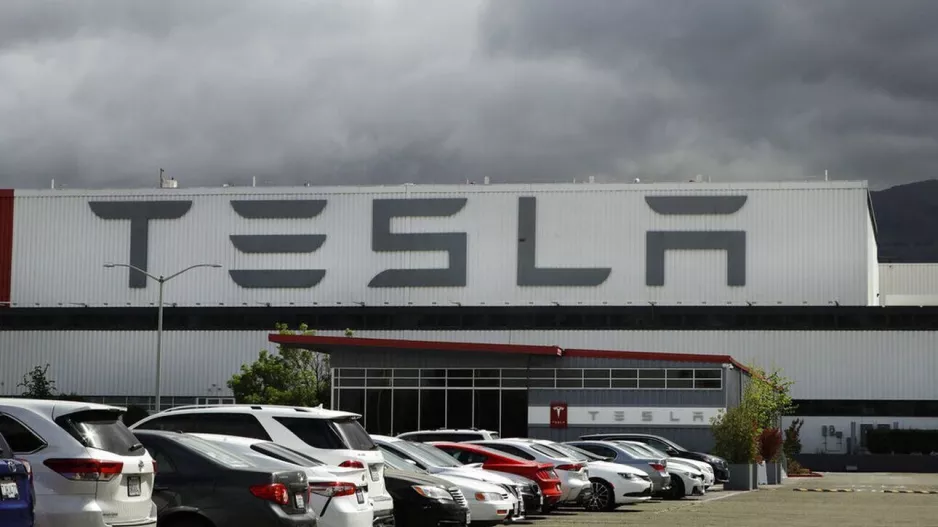 Tesla: Έχασε το 69% της χρηματιστηριακής της αξίας