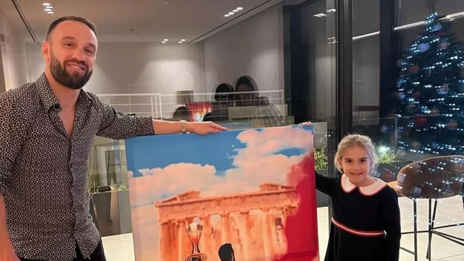 Ο εντυπωσιακός πίνακας του Βαλμπουενά με φόντο τον Παρθενώνα και το τρόπαιο 