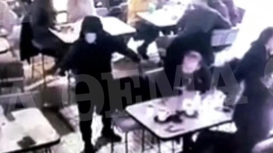 ΕΛΛΑΔΑ: Μασκοφόρος πιστολέρο ανοίγει πυρ στο μπαρ στη Νέα Σμύρνη! 