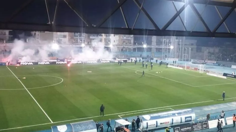 Ένταση και επεισόδια στους Ζωσιμάδες, οπαδοί του Ολυμπιακού πήραν πανό του ΠΑΣ!