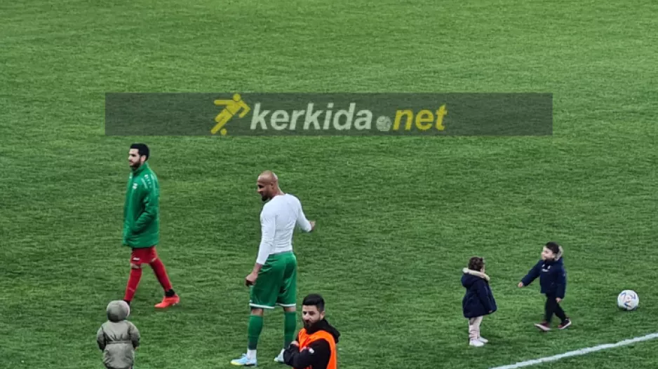 Ωραίο στιγμιότυπο: Τρίποντο και παιχνίδι με τα παιδάκια τους!