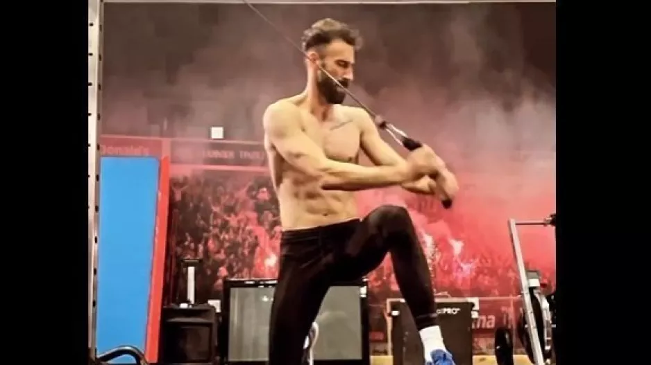 "Λιώνει" πρωτοχρονιάτικα ο Λόρια (βίντεο) 