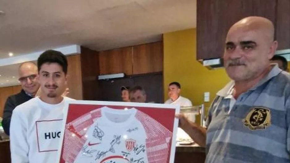 Φανέλα με υπογραφές