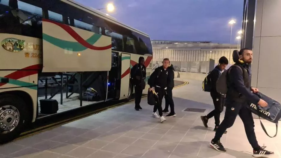Στο γήπεδο η αποστολή του ΑΠΟΕΛ (βίντεο/φώτος)