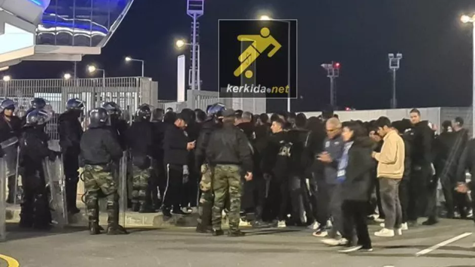 Ώρα 18:40/Αρκετοί Απολλωνίστες στην ουρά και ισχυρή παρουσία Αστυνομίας