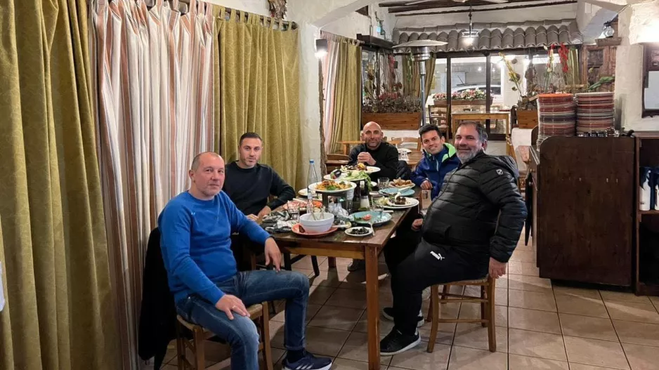 Με Βέσκο, μεζέδες και ποδοσφαιρική κουβέντα