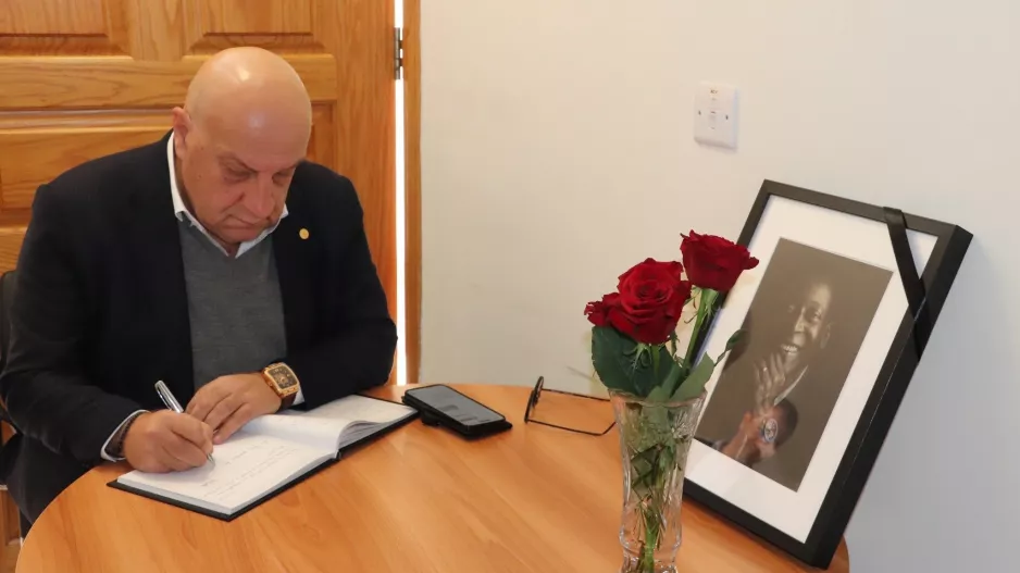 Το μήνυμα Κούμα για Πελέ
