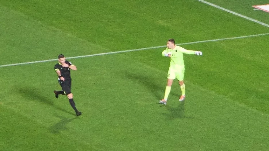 Πέναλτι, On-Field Review και... "άκυρο"