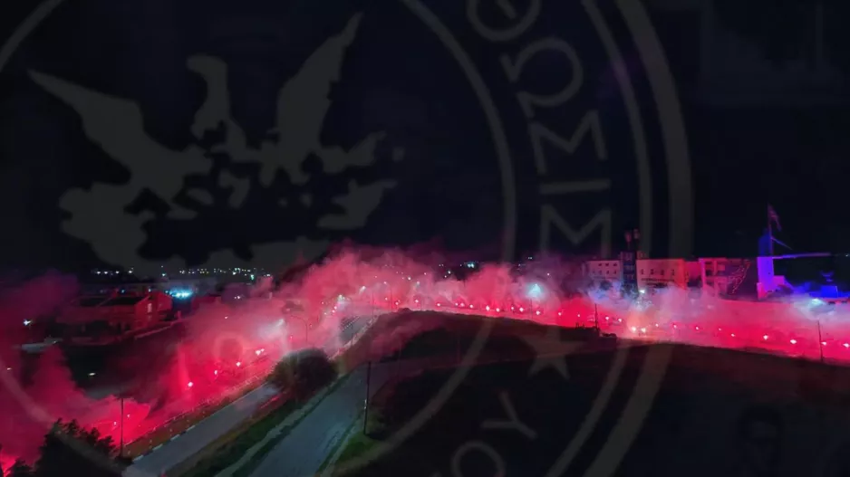 ΒΙΝΤΕΟ/Πυρσοί-βεγγαλικά έξω από το ΠΑΠ: "Χρονια πολλά αρρώστια που μας πήρες τα μυαλά"  