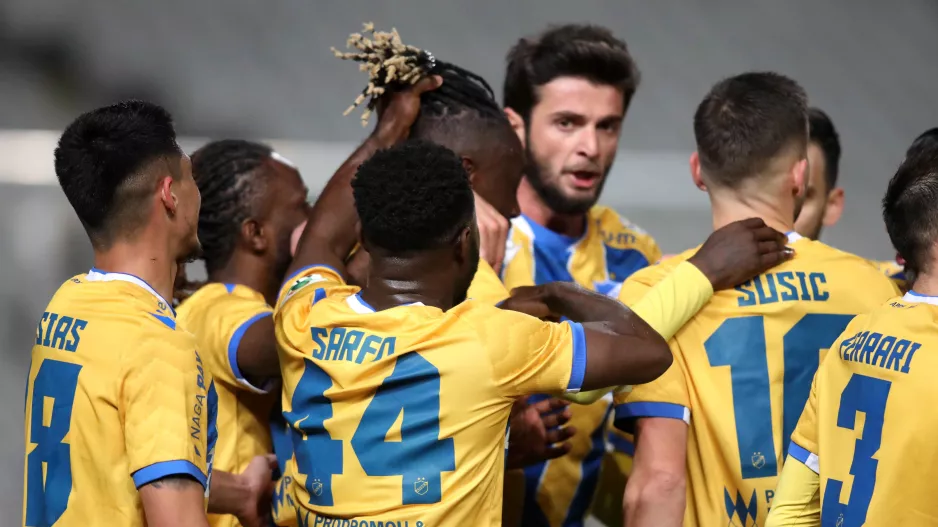 Τον έπιασε από τον κότσο! (photo-story)