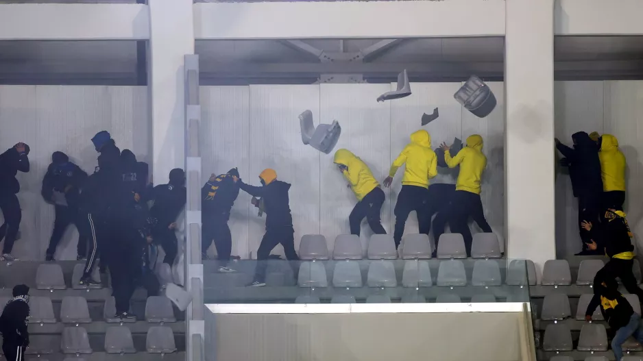 AEΛ-Απόλλων: Επεισόδια και καρεκλοπόλεμος στο ημίχρονο (βίντεος/φώτος)