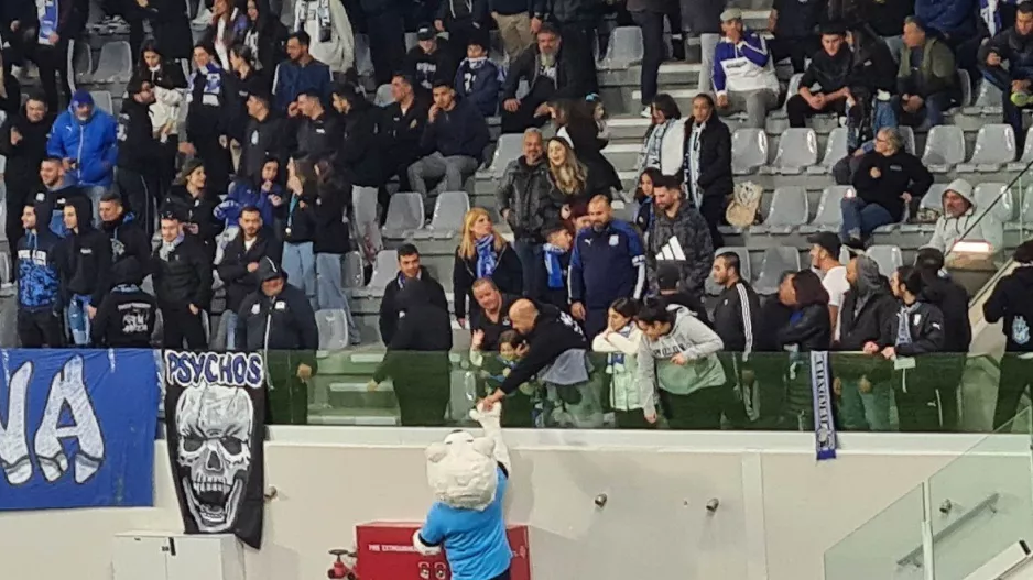 ΦΩΤΟΣ / Χαιρέτησε τα μικρά παιδάκια ο  "Απολλώνιος"