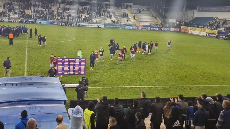 Οι φίλοι της Ανόρθωσης χειροκρότησαν τους παίκτες της ΕΝΠ (Βίντεο/Φώτος)