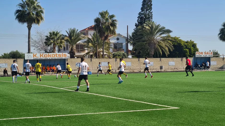 Εύκολα και συνεχίζει κορυφή
