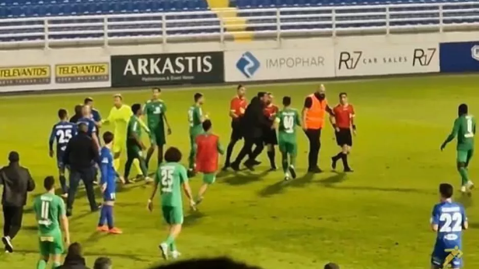 Βίντεο kerkida/Ένταση στο τέλος και "επίθεση" στον διαιτητή