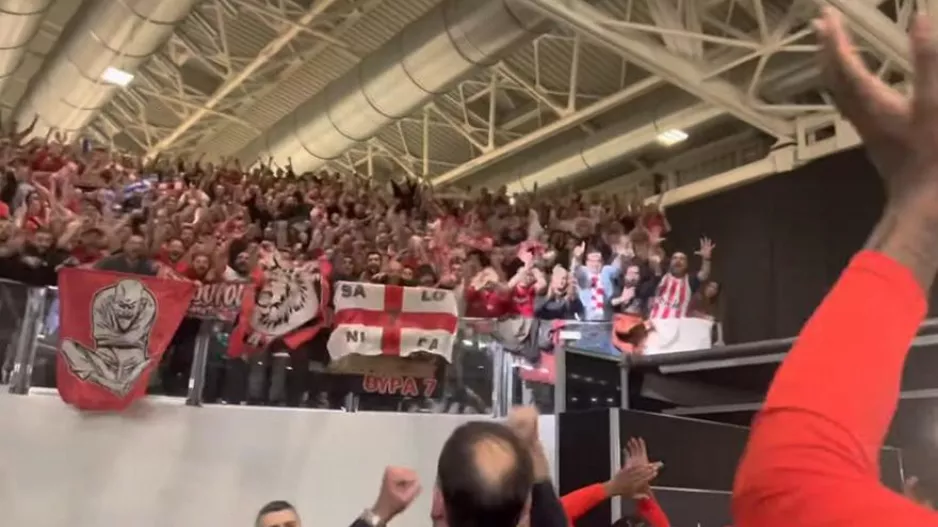 Η "ερυθρόλευκη" παρακάμερα με την αποθέωση στο γήπεδο και στο… αεροδρόμιο
