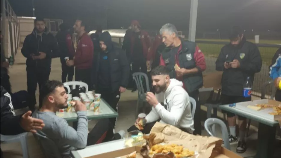 Πίτσες και ροφήματα μετά τον αγώνα (φώτος)