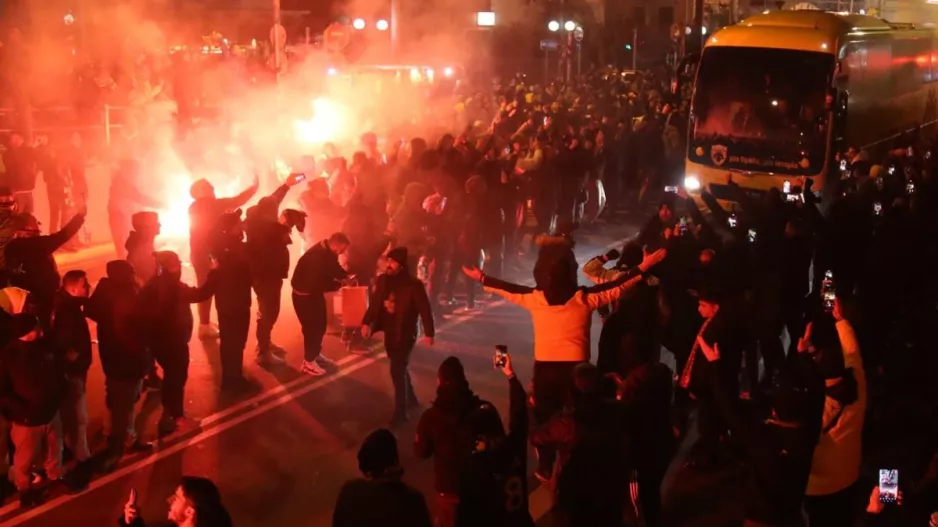ΑΕΚ - Ολυμπιακός: Αποθέωση της κιτρινόμαυρης αποστολής στην άφιξή της στην OPAP Arena
