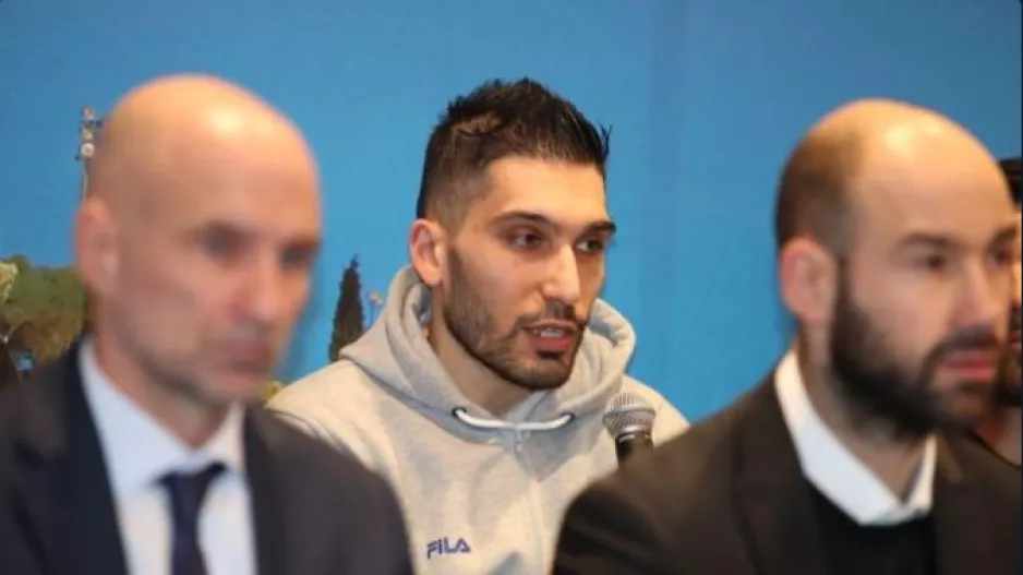 Κασελάκης: "Να χαρεί όλος ο κόσμος την γιορτή/Είναι πολύ μακριά το τρόπαιο για εμάς"