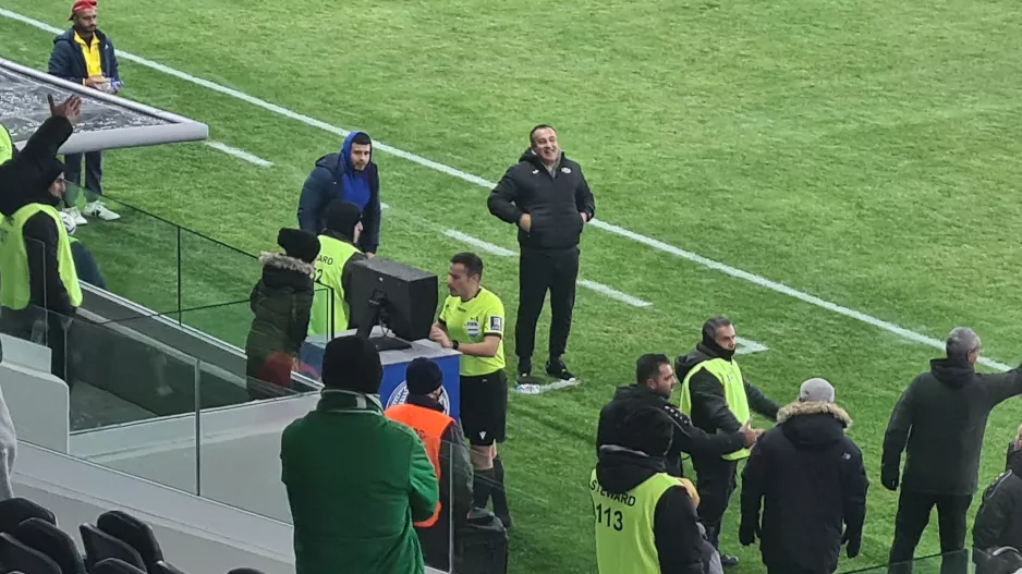 On-Field Review, πέναλτι και... 1-1