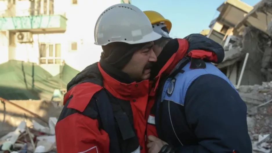 Θρήνος στα συντρίμμια και φόβος για το μετά...