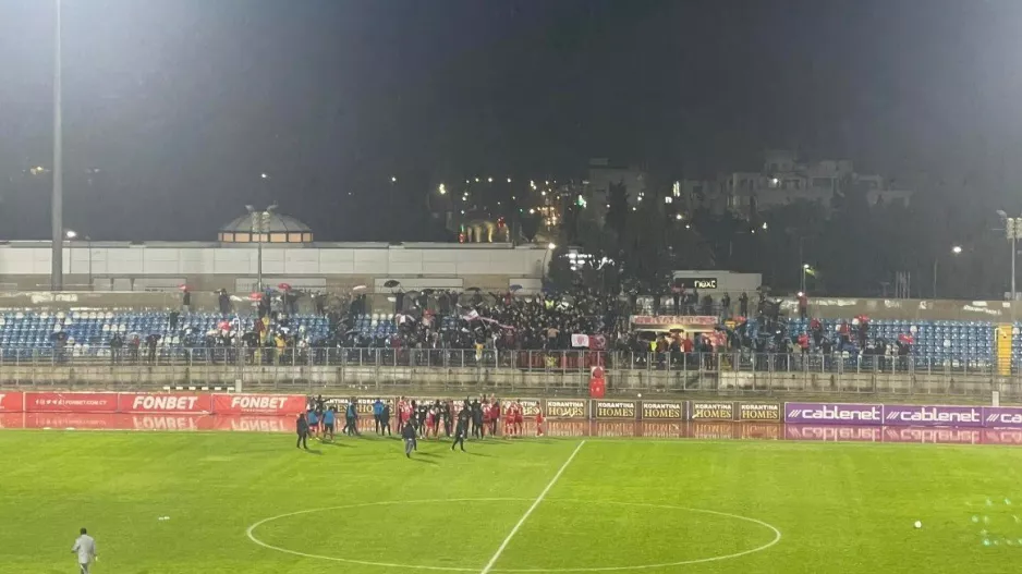 (ΒΙΝΤΕΟ) Ερυθρόλευκα πανηγύρια και...  "Ντίρλι-Ντίρλι" στην βροχή 