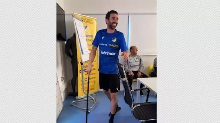 Με μπαστούνι! 