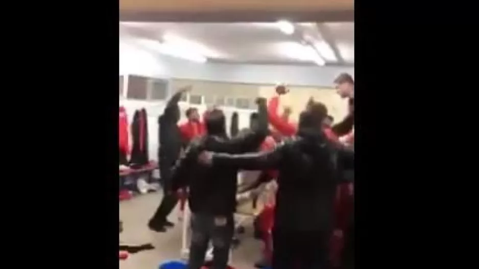 Αγκαλιασμένοι και "ντίρλι ντίρλι" οι Σαλαμιναίοι στ' αποδυτήρια (βίντεο)