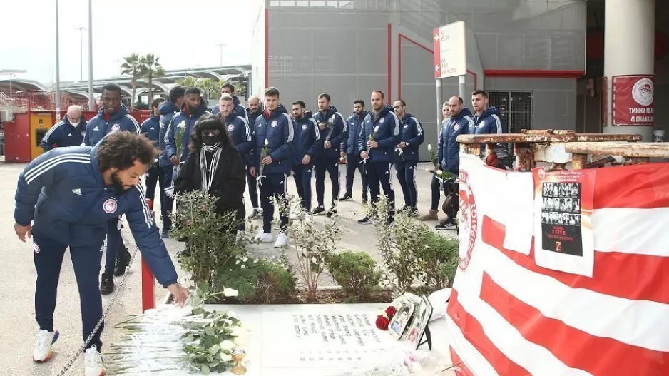 Ολυμπιακός και Μαρινάκης άφησαν λουλούδια στο μνημείο των θυμάτων της Θύρας 7
