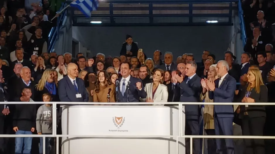 Λιποθύμησε η θυγατέρα του Ν.Χριστοδουλίδη, διεκόπη προσωρινά η ομιλία του προέδρου