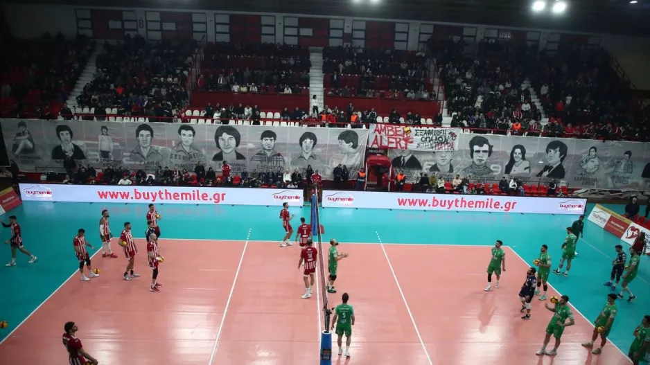 Ολυμπιακός - Παναθηναϊκός: Το πανό για τα θύματα της Θύρας 7