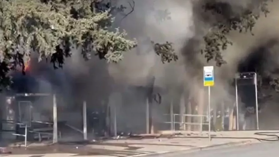 (ΒΙΝΤΕΟ ΚΕΡΚΙΔΑ) Μεγάλη εστία φωτιάς στην στάση λεωφορείων! 