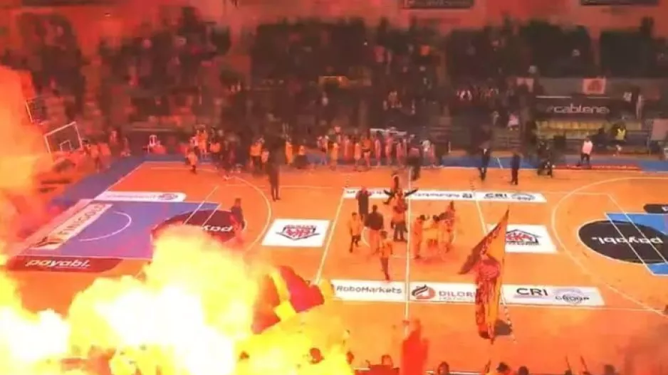 ΦΩΤΟΣ/Αήττητη πρωταθλήτρια η ΑΕΛ!!