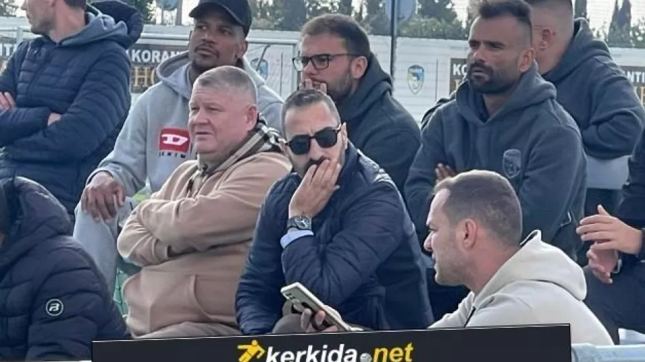 Ντουμπόφ στο γήπεδο (Με τον χορηγό της Ακαδημίας)