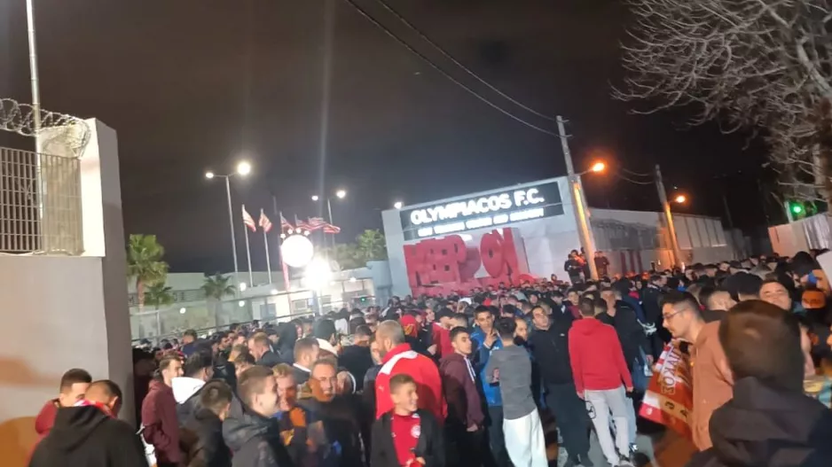 Χαμός από οπαδούς του Ολυμπιακού στον Ρέντη (βίντεο)