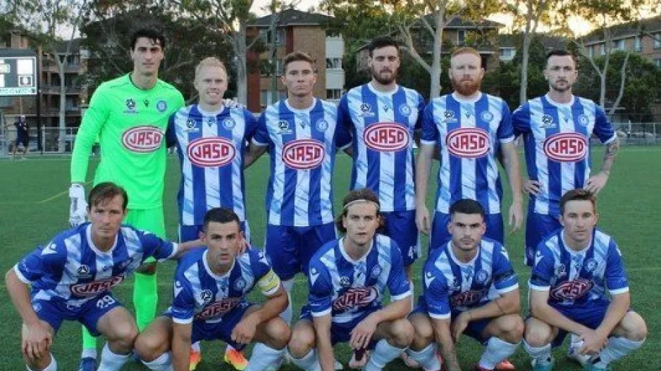 Οι παίκτες της Σίδνεϊ Ολίμπικ αγωνίστηκαν με μαύρα περιβραχιόνια για τα θύματα των Τεμπών