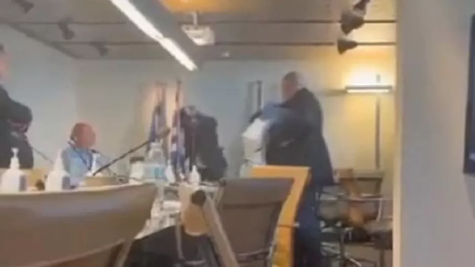 Η στιγμή που ο Καραπαπάς πετά φούστα στον Μπαλτάκο και τον βρίζει!