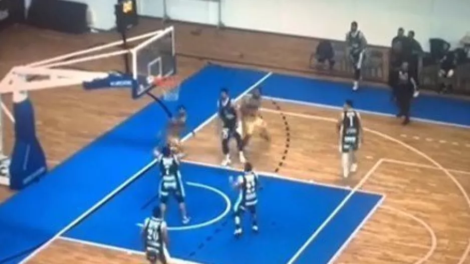 Το buzzer beater και η... "έκρηξη" (βίντεο)