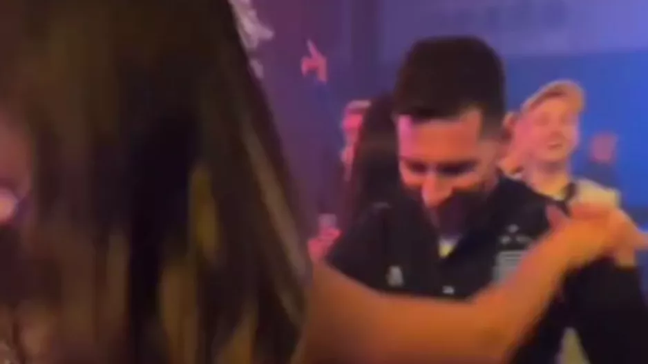 Σε κέφια ο Μέσι: Ο χορός του με την Αντονέλα (βίντεο)
